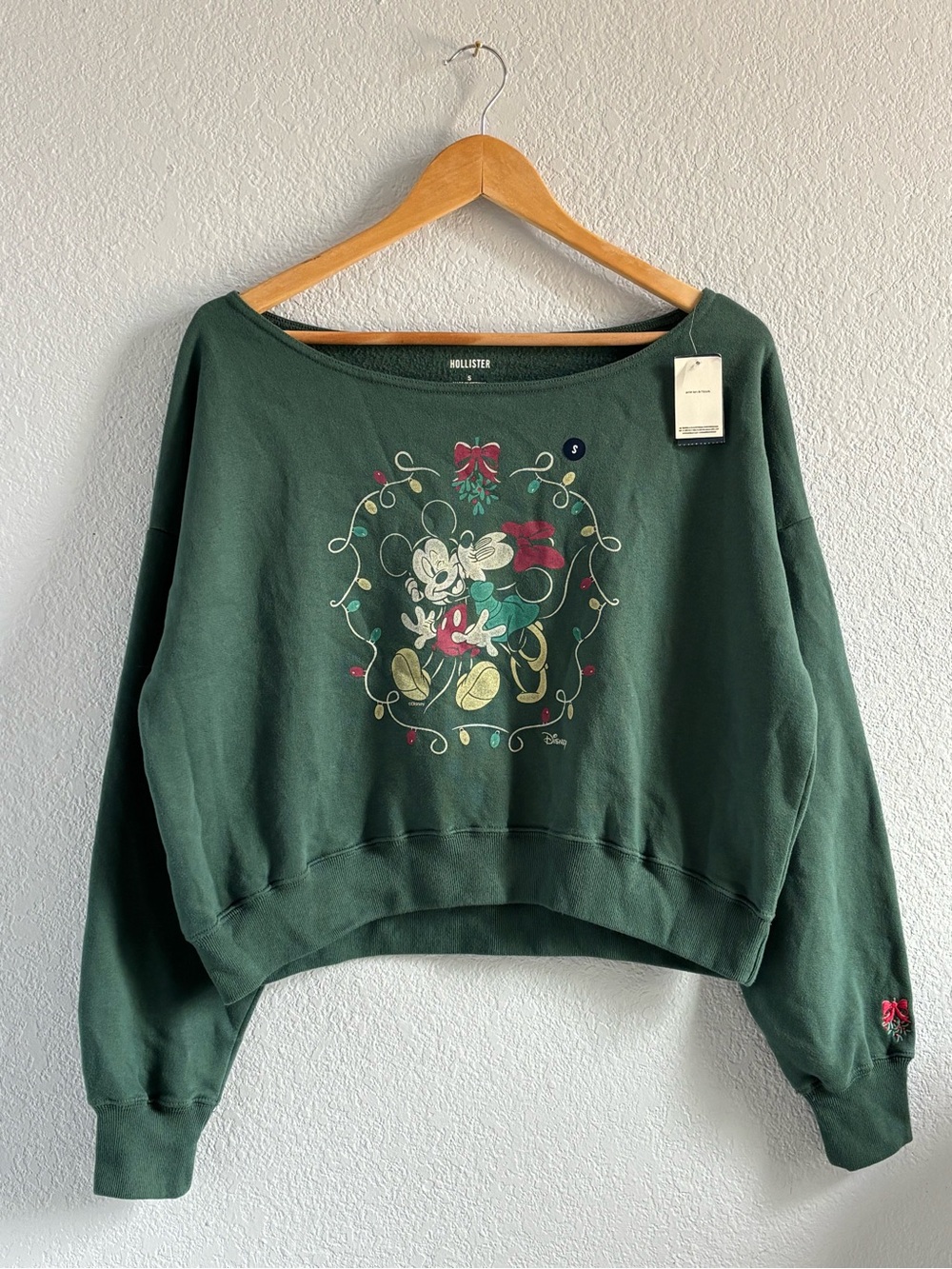 Hollister Off-the-Shoulder Disney Mickey & Minnie Holiday Sweatshirt - S
